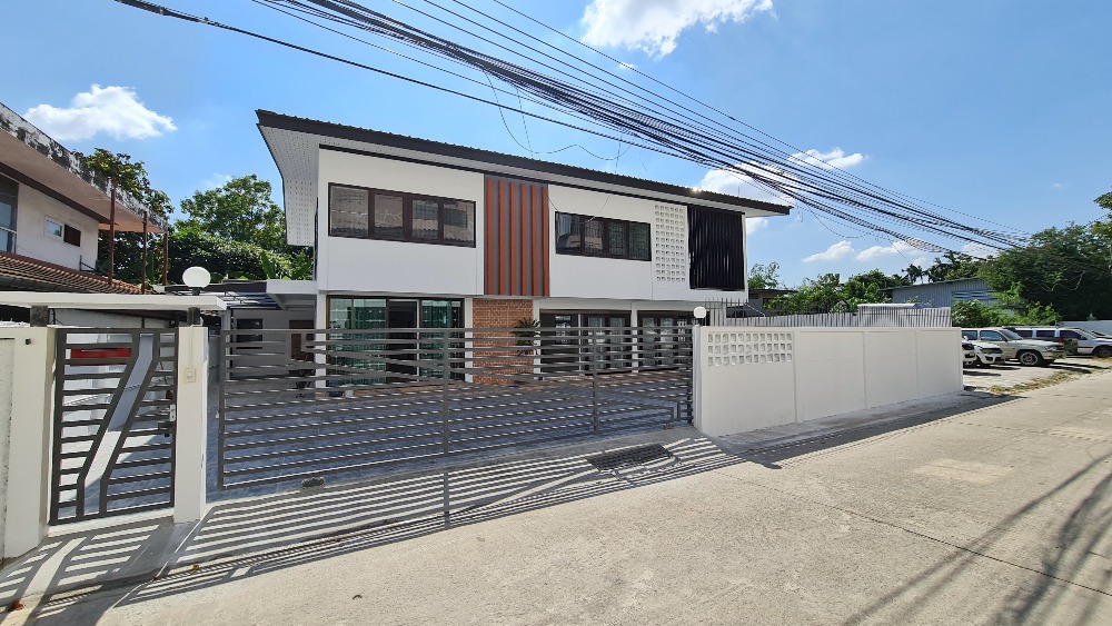 2-story detached house, 90 sq m., suitable for a home office, Chok Chai 4, Intersection 83.