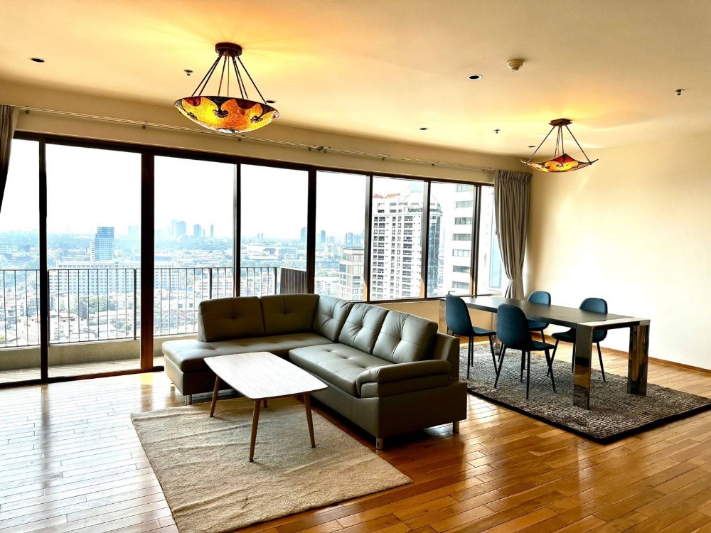● Nice View ● 20+ Floor 161 sq.m. | 3 Bedsroom, 2 fixed parking | Near BTS Phrom Phong 4 mins., MRT Queen Sirikit National Convention Center 4 mins., K Village 4 mins.