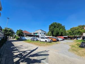 Empty land 194 sq m. Soi Ramindra 57/1, only 50 meters from BTS Watcharaphon.