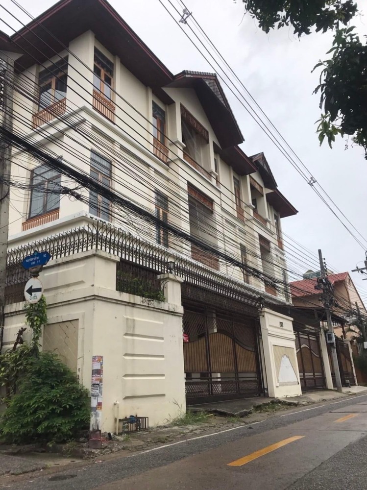 ♦ Detached House Ratchada, 3 Stories ♦ 150 sq.w. 450 sq.m. | 5 Bedrooms 6 Parking Spaces | Near BTS Yellow Line, Ladprao 2 mins, MRT Ladprao 3 mins ♦ Detached House Ratchada, 3 Stories ♦ 150 sq.w. 450 sq.m. | 5 Bedrooms 6 Parking Spaces | Near BTS Yellow Line, Ladprao 2 mins, MRT Ladprao 3 mins