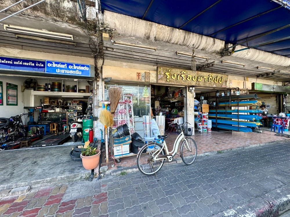 Cheap rent, commercial building, Sukhumvit Bearing 107, area 44 sq m, 2 units, 3 and a half floors, next to the road, location near the Bearing BTS, Imperial World Samrong.