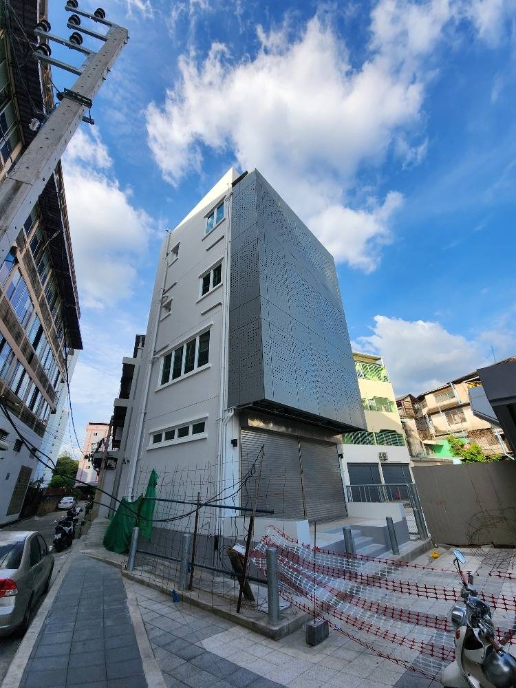 Commercial building for rent near MRT Lam Sali, just 1 second.