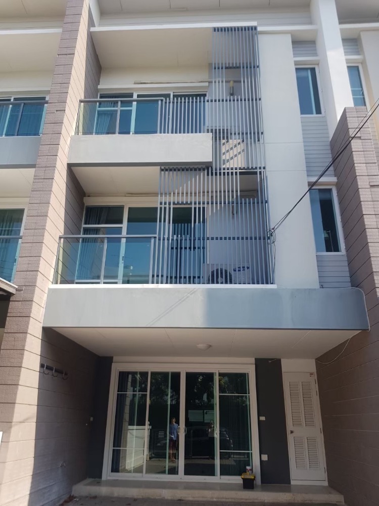 Sell / rent 3-story townhouse, Patio Pattanakarn 38
