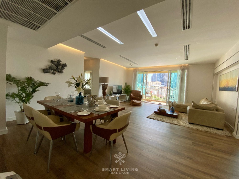 🌃 For sale/rent: Spacious 3-beds unit, 160 sqm, at Wilshire Sukhumvit 22. Open and airy living room, luxurious furnishings, and a wide balcony for relaxation.