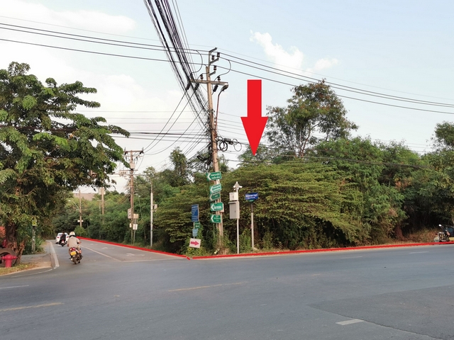 Land for rent, corner plot 3-2-0 rai, already filled. Near Bang Bon 5 intersection, next to the road on 2 sides, along Ekachai Road 131, width 57 meters.