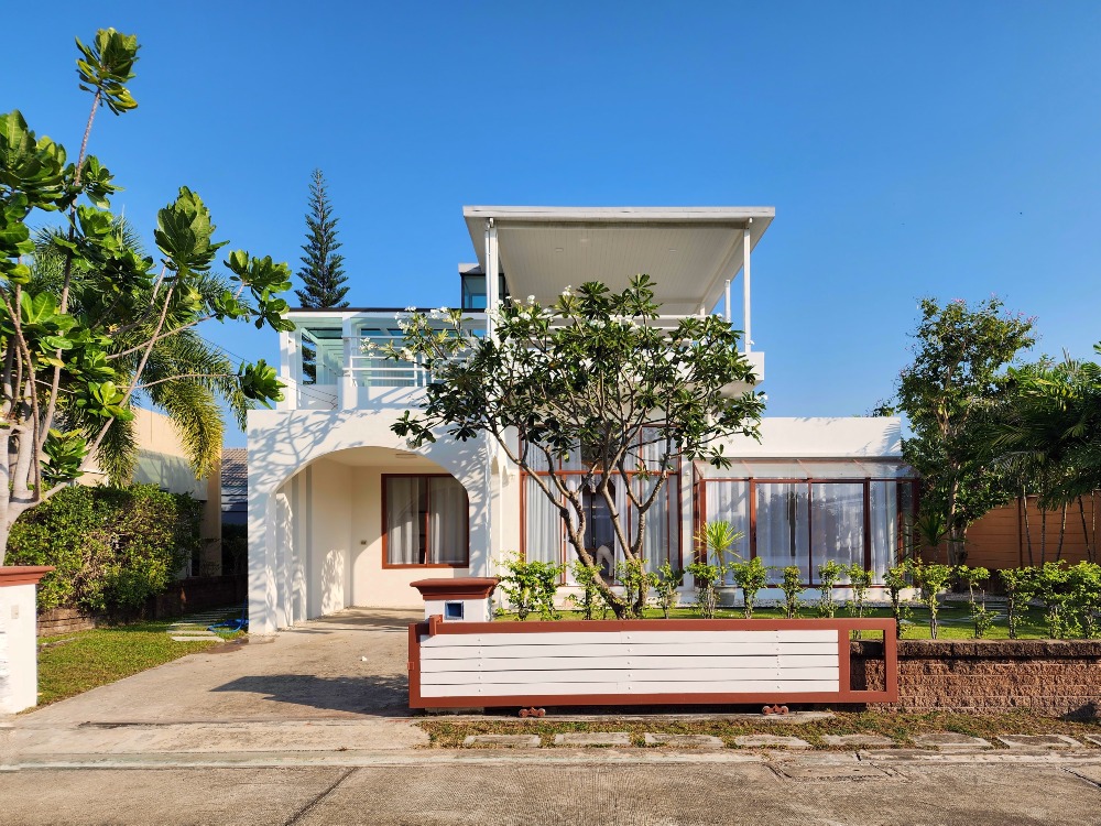 Vacation home for sale, corner plot, 80.3 sq m, minimalist Mediterranean style, fully furnished, has a rooftop for parties. Ready to move in
