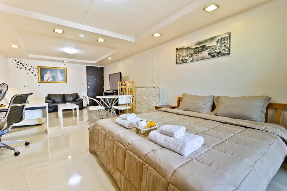 Condo for rent, Ratchathewi Tower, next to BTS Ratchathewi Station, very good location, rare room.