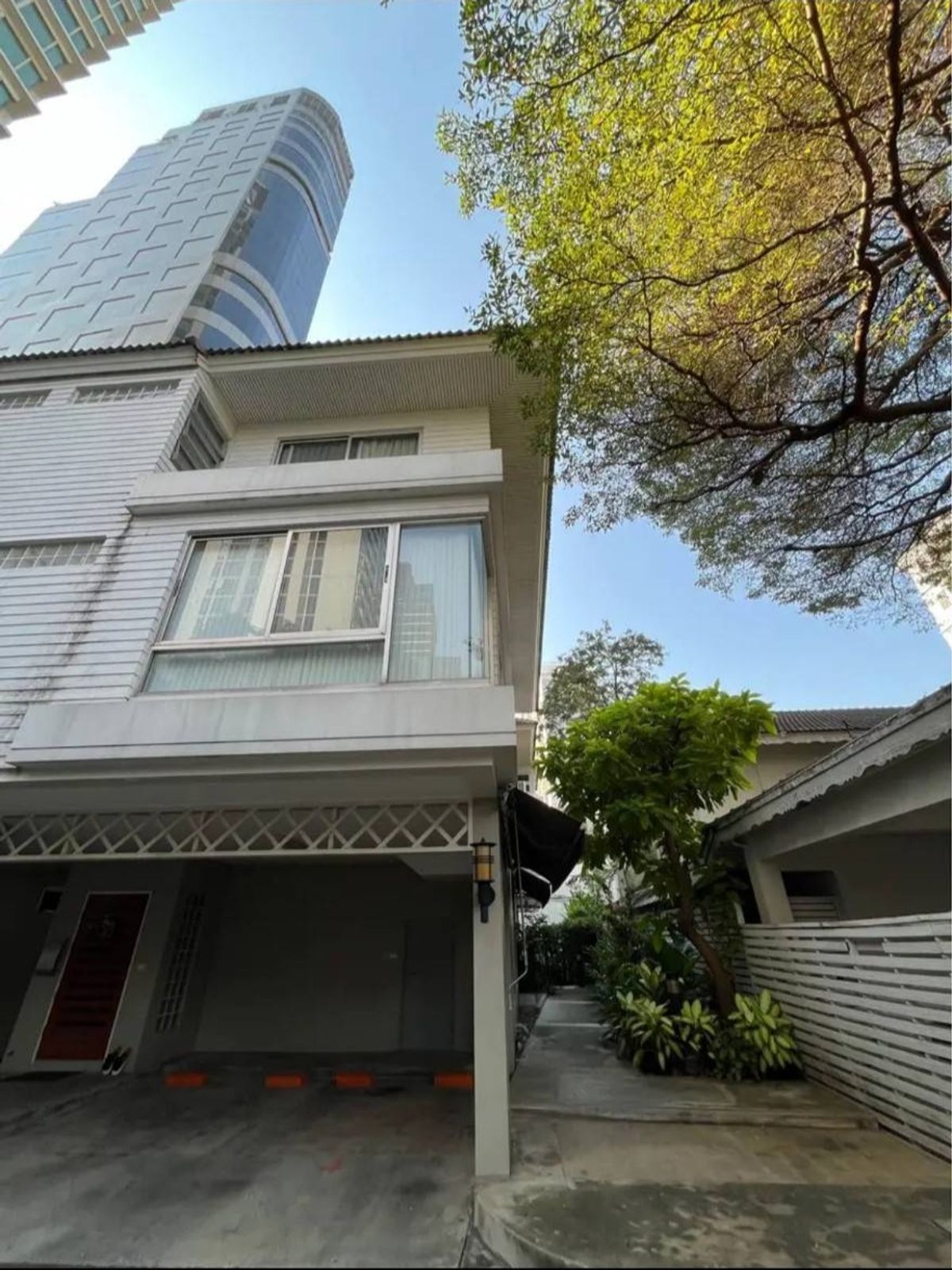 ♦ Prime Location ♦ 2-storey detached house, 4 bedrooms | Fully furnished | Next to Emporium | Near Skyview Hotel Bangkok Sukhumvit 24, Hilton Hotel Sukhumvit Bangkok