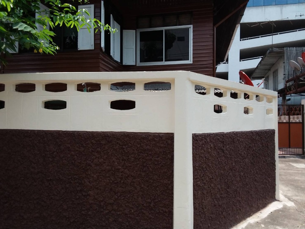 House for sale with land, good location, Silom Road, opposite BNH Hospital and Assumption Convent, in Soi Convance, area 160 square wah, price 136 million baht, contact Khun Pui 089-9209893.