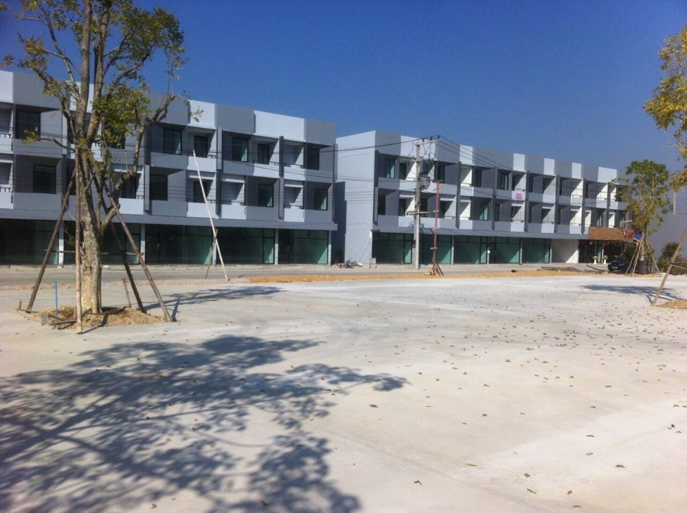 Land for sale with condo project and shophouse, opposite Maejo University, Chiang Mai Province, area 18 rai, price 450 million baht ( selling himself, negotiable) Contact Khun Pui 089-920-9893