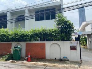 2-story detached house / Thonglor-Sukhumvit area / parking for 7 cars.