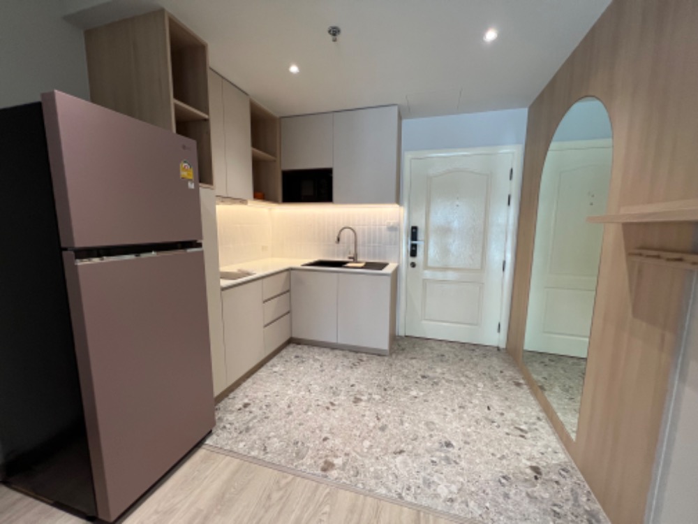 Newly renovated condo in Asoke for rent