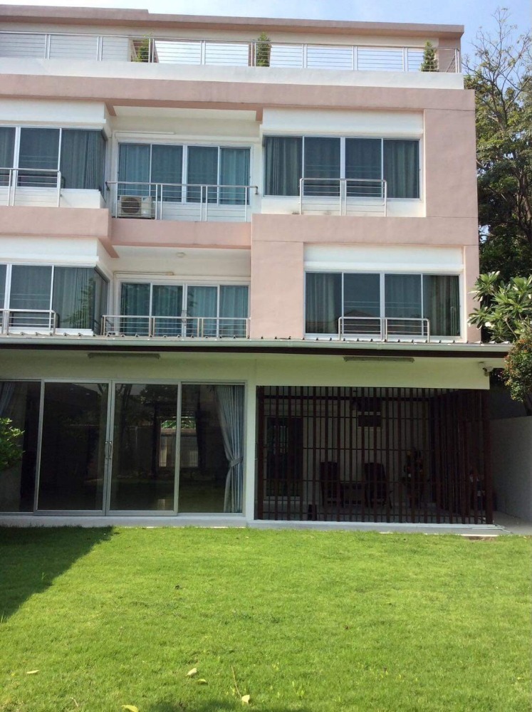House on Sukhumvit 49 / 4 bedrooms / Rooftop terrace