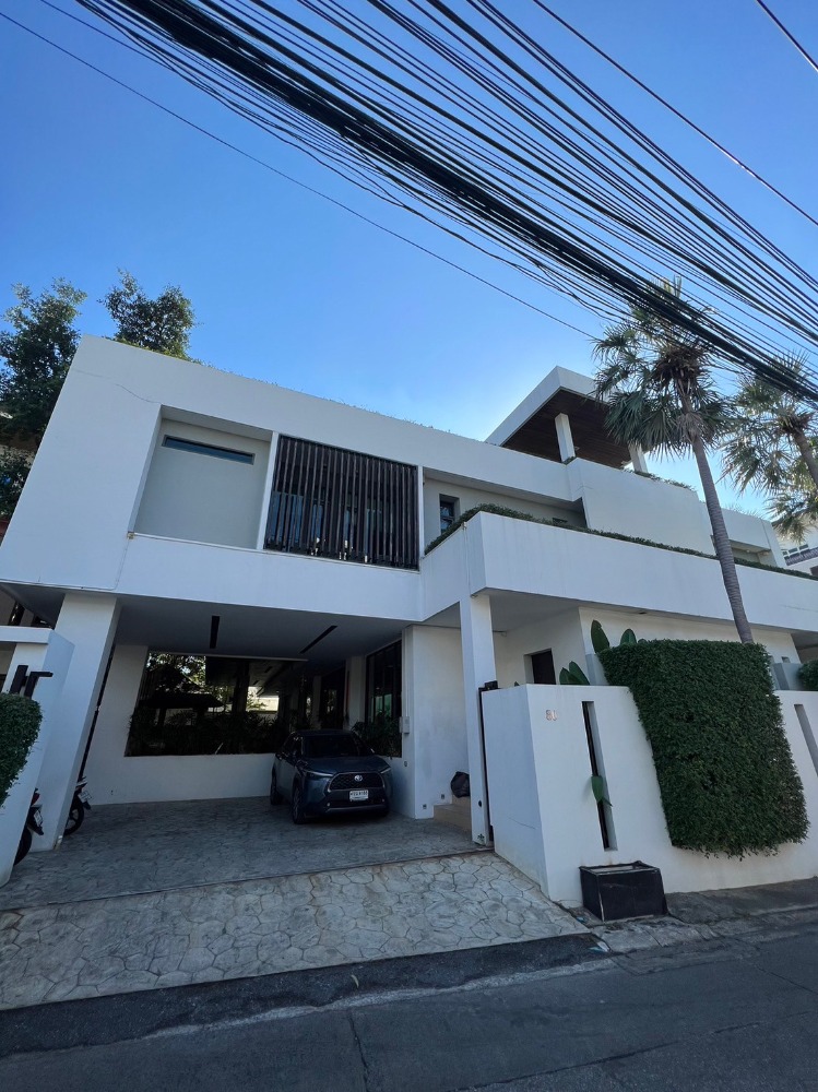 ● Ultra-Modern Luxury Home ● Ekkamai-Thonglor Area | 3 Stories, 170.00 sq.w. | 5 Bedrooms with Private Elevator | Near Samitivej Hospital Sukhumvit, Theater of Dream Warriors Ice Arena