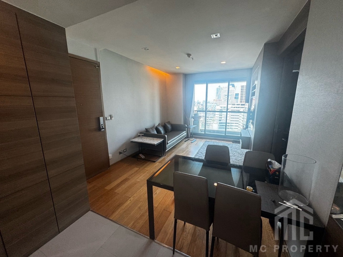 The Address Sathorn For rent, beautiful city view High floor conner unit 1bed 55sqm for rent only 35,000 baht per month please contact 0816878954