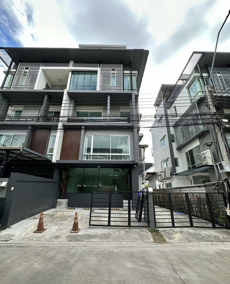 ให้เช่า Home-ออฟฟิศ บี สแควร์ พระราม 9-เหม่งจ๋าย 6 ห้องทำงาน มีห้องสตูดิโอ Live สดได้