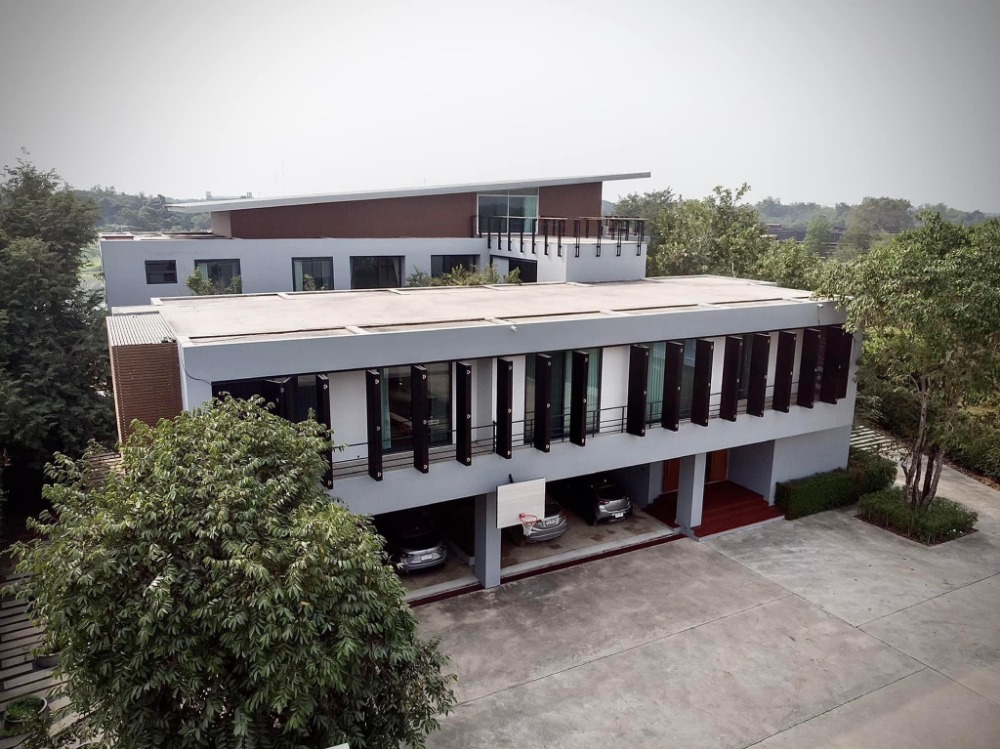 Riverside vacation home, Ayutthaya Province | 700 sq.w. | River front land 50 m. | Ready to live in or invest in doing business | With waterfront balcony / boat dock