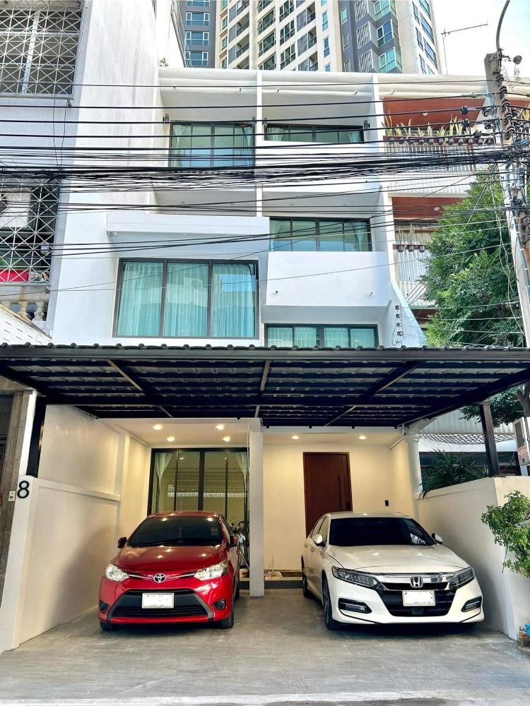 🏠ขายพร้อมผู้เช่า ถึง  31 สค 2570 
ทาวเฮาส์พร้อมที่ดินในซอยสาทร21 พื้นที่ใช้สอยขนาดใหญ่ 320 ตร.ม. จอดรถในบ้านได้ 2 คัน ใกล้ BTS สะพานตากสิน