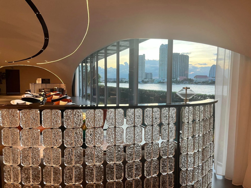 [Foreign Quota] Waterfront Condo, Building A, position 04, Stunning Chaophraya River view 4x floor, high floor, for selling to Chinese people comfortably, day and time at Chao Phraya along the Chao Phraya River.
