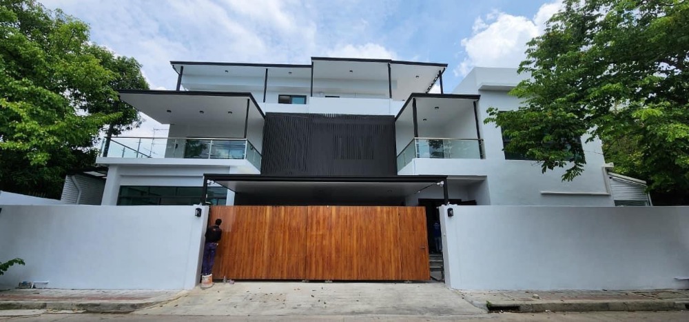 Home office หรูให้เช่ากลางสุขุมวิท ซอยสุขุมวิม 71 ปรีดีพนมยงค์ 26 / บ้าน 3 ชั้น Home office หรูให้เช่ากลางสุขุมวิท ซอยสุขุมวิม 71 ปรีดีพนมยงค์ 26 / บ้าน 3 ชั้น
