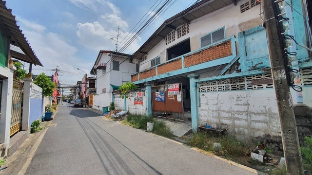 ขายที่ดิน 50 ตรว. (แถมอพาร์ทเม้น)   ซอยพหลโยธิน 52  แยก 19 (ซอยร่วมใจ 7)  แขวงคลองถนน เขตบางเขน กทม. ใกล้ม.นอร์ทกรุงเทพ ตลาดยิ่งเจริญ
