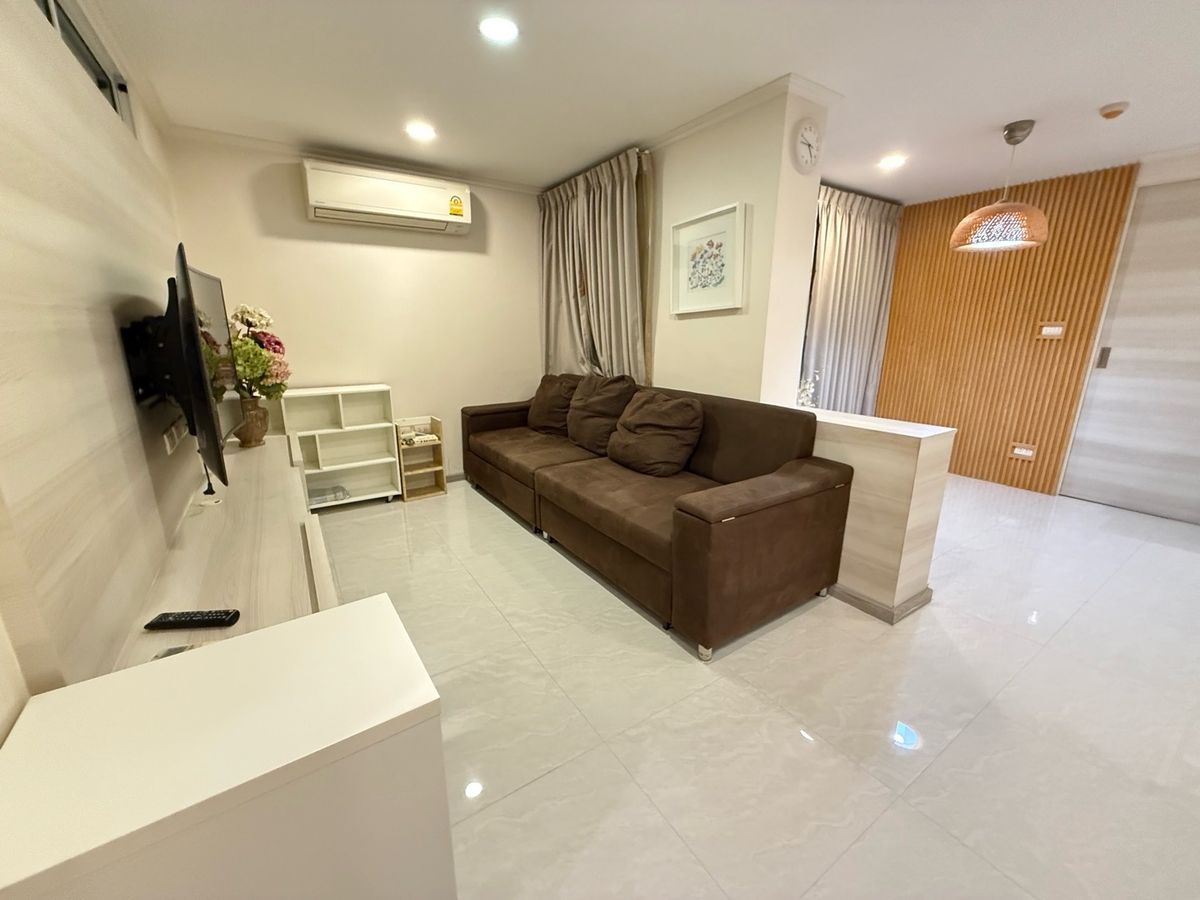 Condo for sale, The Prague Condominium, beautiful room, ready to move in, Damrongrak Road, near Bobae Market. Pom Prap Sattru Phai Condo for sale, The Prague Condominium, beautiful room, ready to move in, Damrongrak Road, near Bobae Market. Pom Prap Sattru Phai