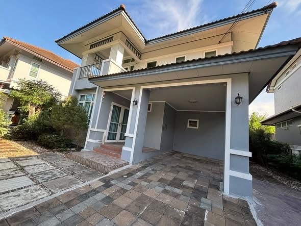 2-story detached house for rent, Fah Green Park project, Lat Phrao 101 Road. Air conditioned, fully furnished, 3 bedrooms, 2 bathrooms, rental price 35,000 baht per month.
