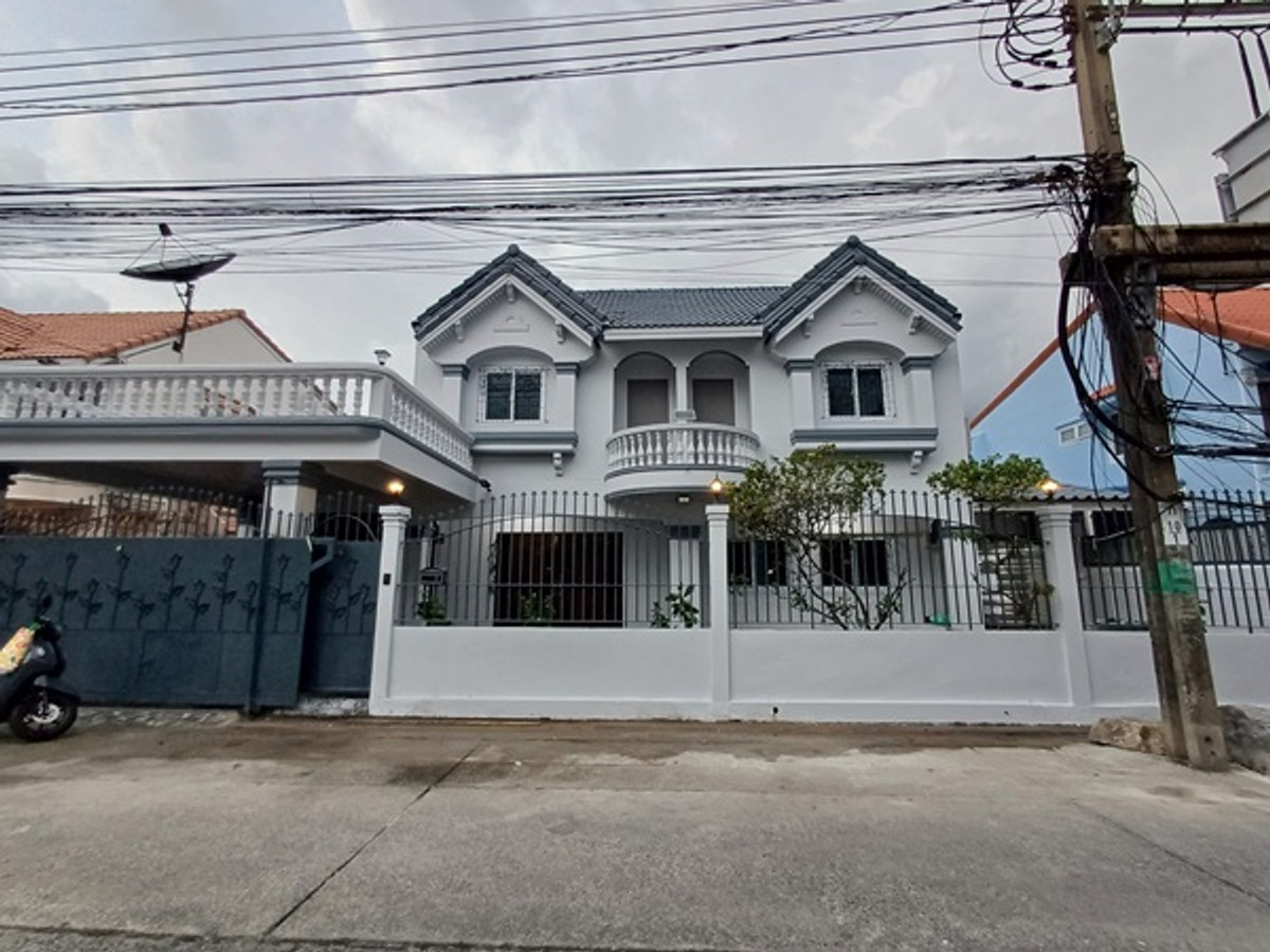 2-story detached house for rent, area 90 sq m, usable area 220 sq m, 3 bedrooms, 3 bathrooms, partially furnished, Sukhumvit 101 Road, near BTS, rental price 35,000 baht/mo. 2-story detached house for rent, area 90 sq m, usable area 220 sq m, 3 bedrooms, 3 bathrooms, partially furnished, Sukhumvit 101 Road, near BTS, rental price 35,000 baht/mo.