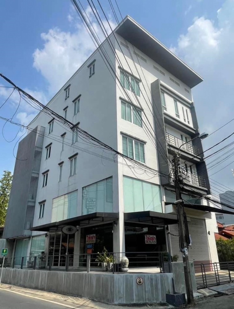 Building for rent (corner unit) on Soi Phra Ram 9 43, strategically located near the expressway and The Nine shopping complex.