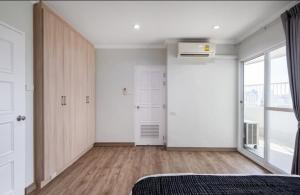 Fifty-fifth 3 bedroom condo