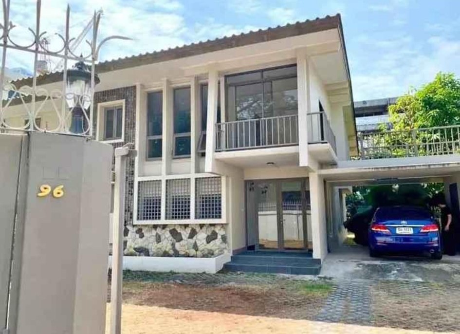 Detached house on Ratchakru Alley, Ari / 2 floors / Includes 1 Maid quarter Detached house on Ratchakru Alley, Ari / 2 floors / Includes 1 Maid quarter