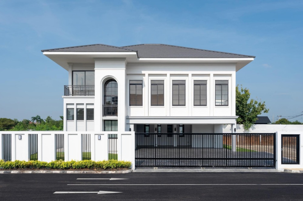 ♦ Modern Classic ♦ 2-Story Detached House, 3 Bedrooms | 128.00 sq.w. 453.00 sq.m. | Near T.S.R. Bangpoon Golf Driving Range 6 mins, Future Park Rangsit 11 mins