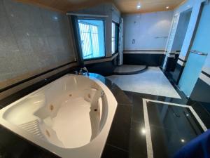 Baan Klang Muang Rama 9 Soi 43 3 Bedroom | Ready to move.
