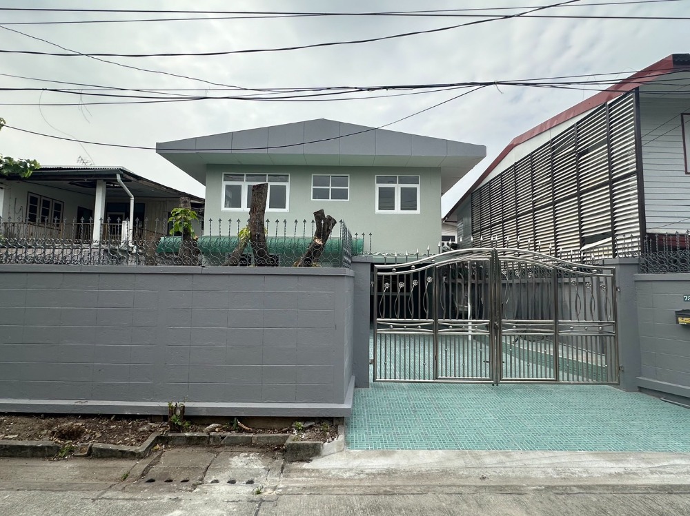 For sale cheap, 2-story detached house, area 60 square meters, Soi Lat Phrao 41, Intersection 11, house has 4 bedrooms, 2 bathrooms, Chatuchak District.