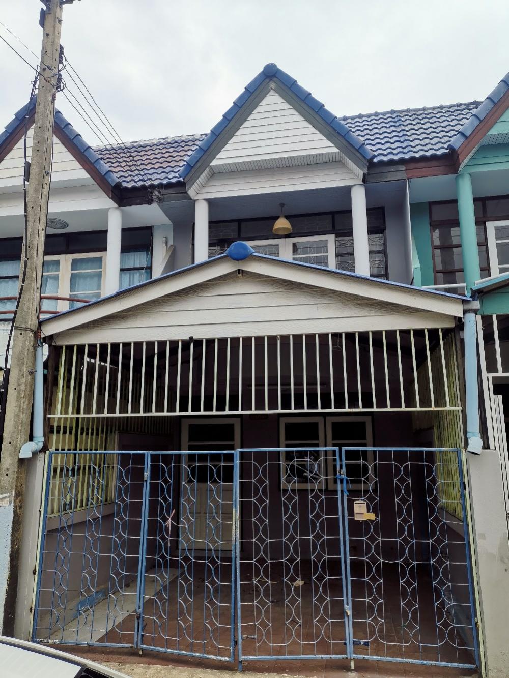 Townhouse for sale with land, Cha-am District, Phetchaburi Province, not far from the sea. Townhouse for sale with land, Cha-am District, Phetchaburi Province, not far from the sea.