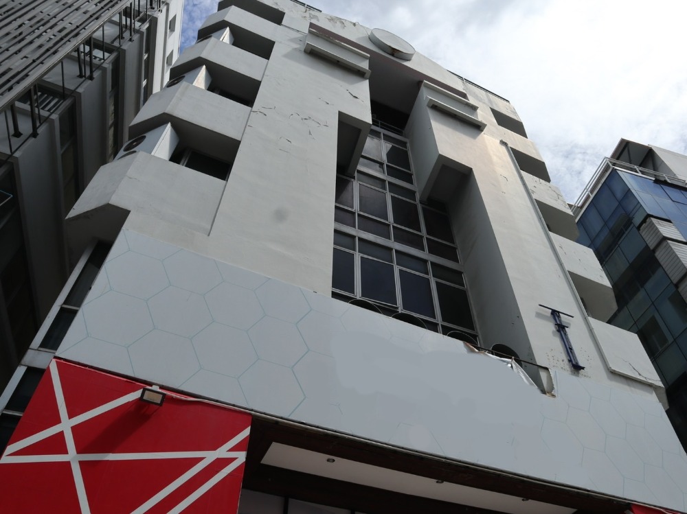 7-story office building for sale in Ratchada, near MRT Ratchadaphisek. 7-story office building for sale in Ratchada, near MRT Ratchadaphisek.