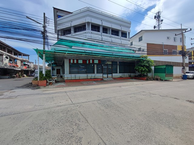 Muang Singburi building for sale, clinic for sale, medical center, Prawit Medical Center, office, distribution building.