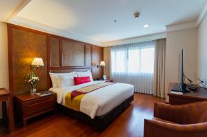 Centre Point Hotel Sukhumvit 10, ready to move in, features a newly designed 3 beds suite spanning 207 sqm. Close to shopping malls and the Nana BTS station, the beautifully decorated suite also offers cleaning services
