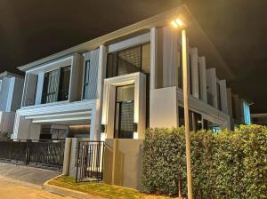 🏡Modern pool Villa house in good compound and location as it is convenient travel, close to Suvarnabhumi Airport, accessible via both the expressway and the Sukhaphiban 2 Road. Fully decoration , ready to mov