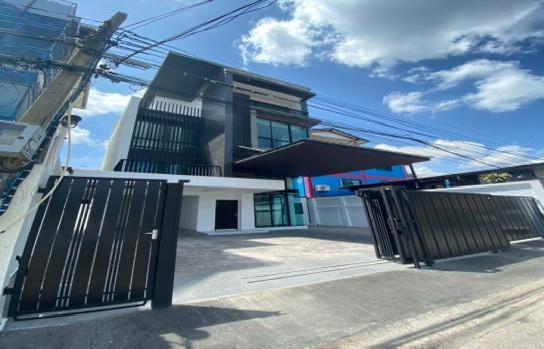 4-Story Modern Home Office / Rama 3 Prime Location. 4-Story Modern Home Office / Rama 3 Prime Location.