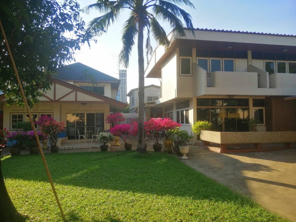 House with land | Sukhumvit area | 2 houses on the land | Double Volume | Near BTS Ekkamai, Soi Pridi market, Big c Ekkamai House with land | Sukhumvit area | 2 houses on the land | Double Volume | Near BTS Ekkamai, Soi Pridi market, Big c Ekkamai