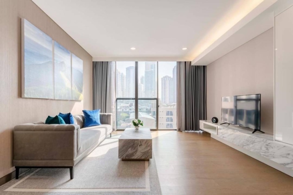 🌟Luxurious 2 bedroom serviced apartment with exquisite decor and cleaning services available. Close proximity to Benjakitti Park and a short distance to MRT Queen Sirikit National Convention Center only 50 meters away