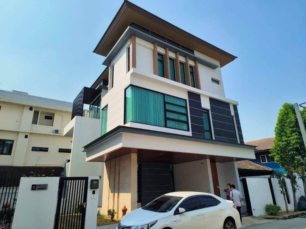 ● Modern style ●  Detached house, 3 floors, 92.00 sq.w. | 4 beds 5 baths | near KIS International School 1 mins, Big C Ratchadapisek 10 mins, Esplanade Ratchada 10 mins