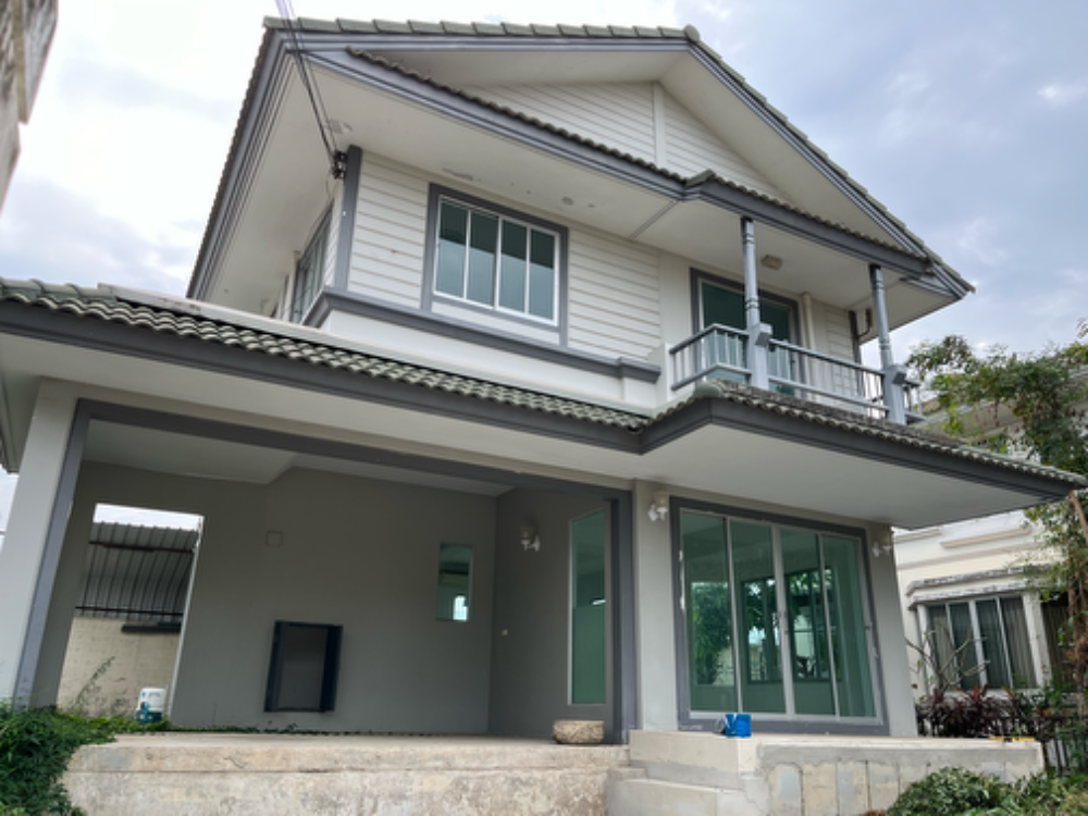 For sale: 2-storey detached house, 3 bedrooms, 2 bathrooms, 1 living room, 1 dining room, 1 kitchen, with parking space and usable space around the house. For sale: 2-storey detached house, 3 bedrooms, 2 bathrooms, 1 living room, 1 dining room, 1 kitchen, with parking space and usable space around the house.