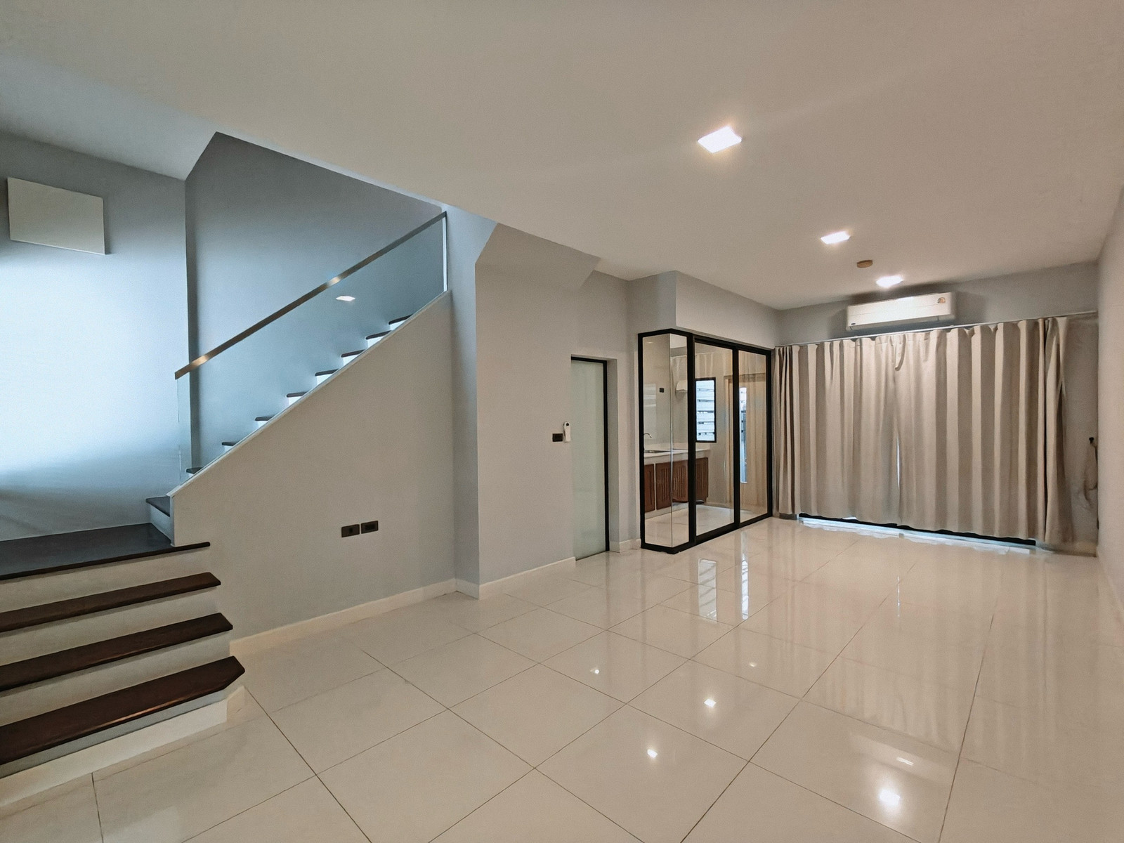 3-story townhome for rent, The Terrace Village, Soi Ramintra 65. Entrance to the Pink Line MRT alley Ramindra Station Km. 6 (entirely renovated, like getting a new house)