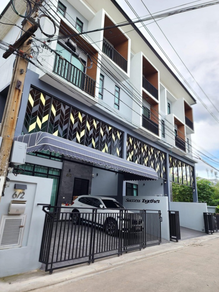 โฮมออฟฟิศ 3 ชั้นครึ่ง Dimond Ville Chokchai 4 (ไดมอนด์ วิลล์ โชคชัย 4) | 37 ตร.ว. หลังมุมฝั่งซ้าย จอดรถได้ 2 -​3 คัน | ตกแต่งครบ | ใกล้ BTS โชคชัย4 3 นาที