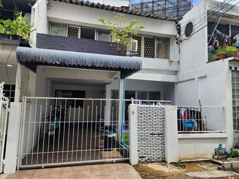 2-Story Townhouse for Sale, size 25 sqw, 3 bedrooms, Phrom Phong area. 2-Story Townhouse for Sale, size 25 sqw, 3 bedrooms, Phrom Phong area.