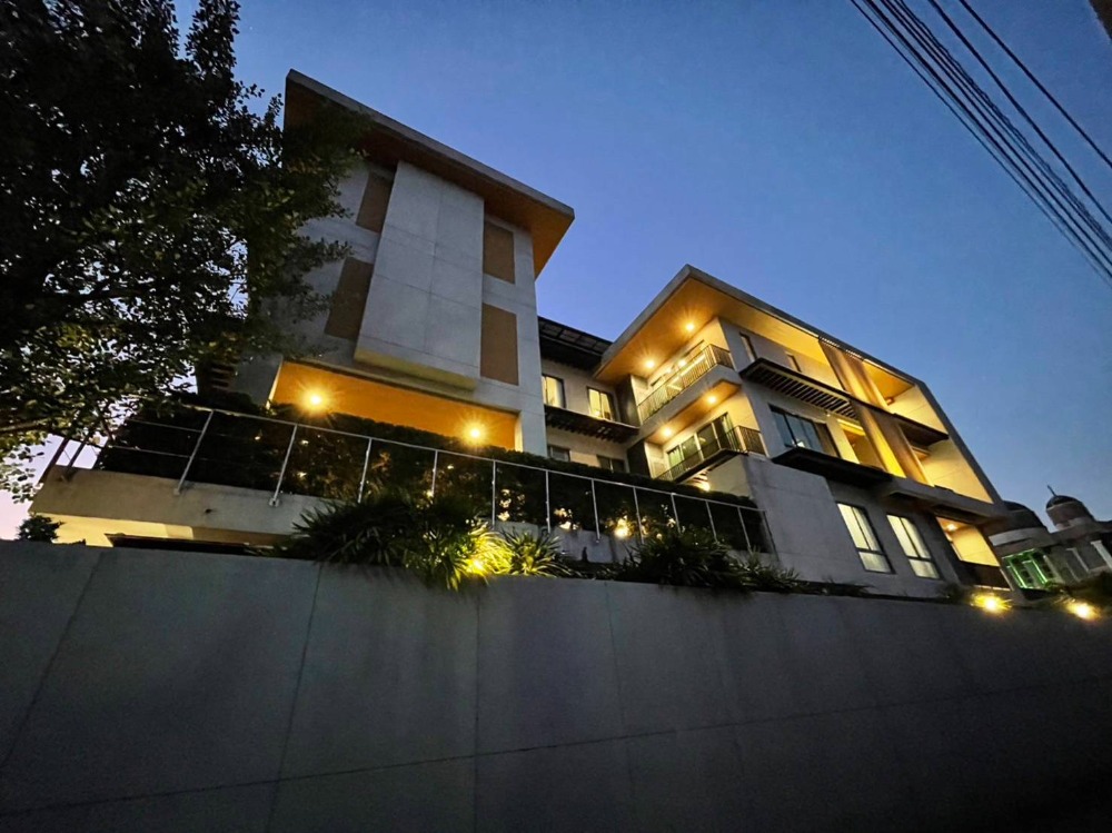 🏡บ้าน 5 ชั้น พร้อมสระว่ายน้ำ ลิฟต์ส่วนตัว และห้องชมภาพยนตร์ ตกแต่งหรู เพียง 5 นาทีถึง BTS พระโขนง เชื่อมต่อทั้งถนนสุขุมวิท เพชรบุรี และพระราม 4