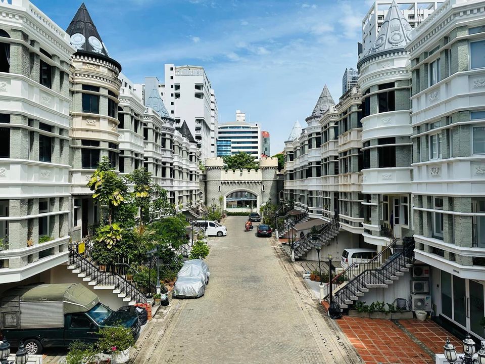 Townhome for rent in Asoke-Phrom Phong area: Chicha Castle Sukhumvit 31 project, 3 bedrooms, 5 bathrooms, fully furnished, ready to move in, Sukhumvit Road, near BTS Asoke-Phrom Phong, price 85,000 baht. – รูปที่ 2