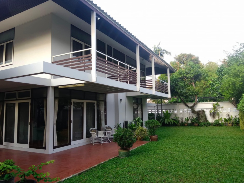 Single house for rent / in the heart of Thonglor / suitable for living or doing a spa business. Single house for rent / in the heart of Thonglor / suitable for living or doing a spa business.
